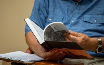 „Csillogás és katasztrófa” olvasója egy könyvbemutatón