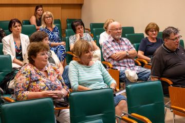 Figyelmesen hallgató közönség a Könyvbemutató Csillogás és katasztrófa rendezvényen