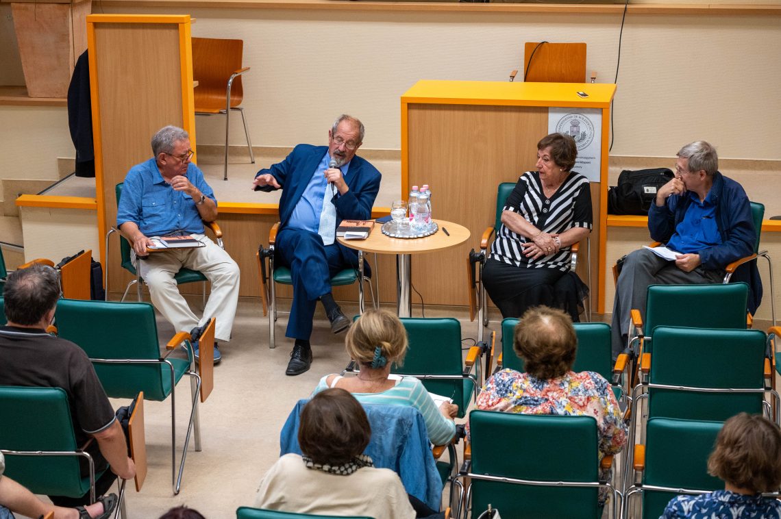 Balázs Edit és Katona Attila beszédet egy Csillogás és katasztrófa könyvbemutató rendezvényen