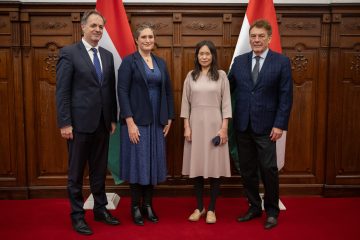 Csoportkép a Kőszegen létesülő új ENSZ Egyetem intézetének megállapodásán.