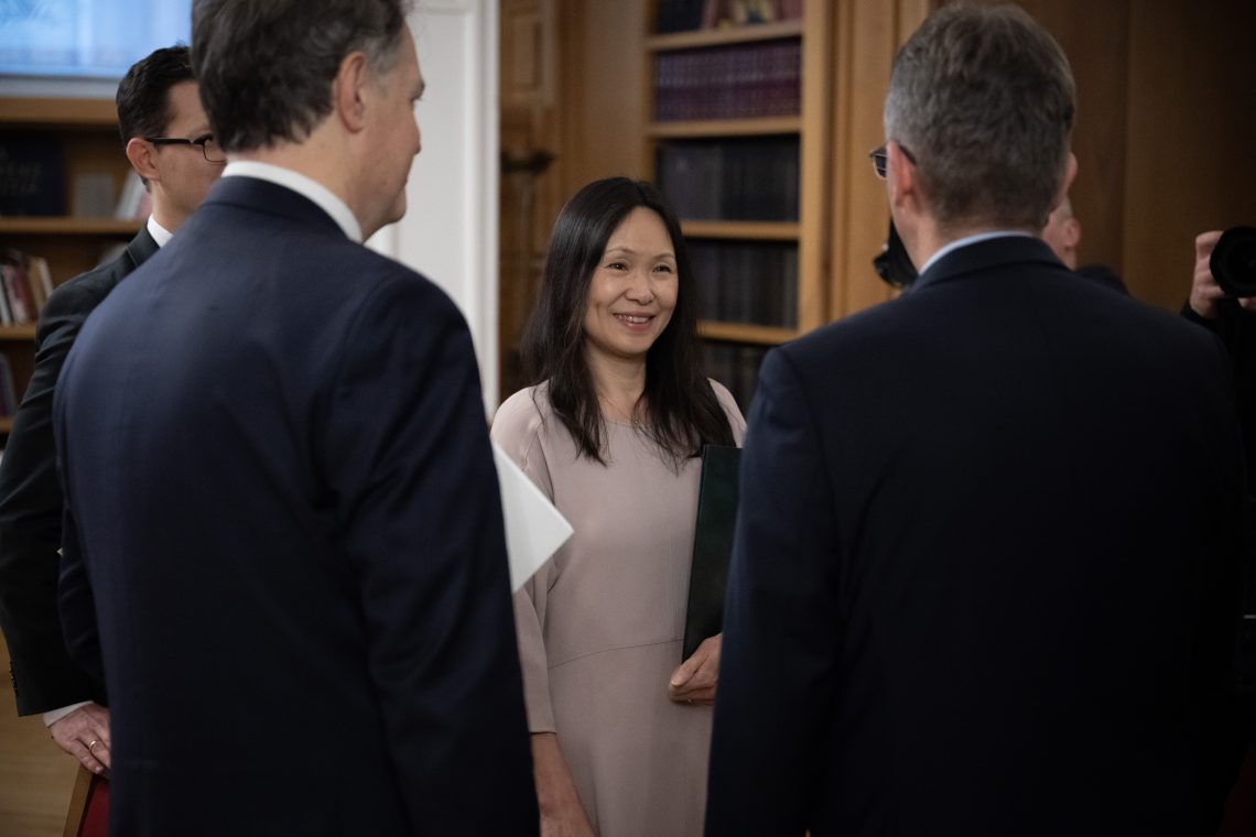 Nő a Kőszegen létesülő új ENSZ Egyetem intézetének megállapodásánál.
