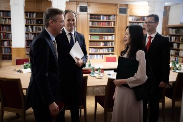 Egyezség Kőszegen: emberek tárgyalnak egy könyvtárszobában, az ENSZ Egyetem új intézetének alapításáról.