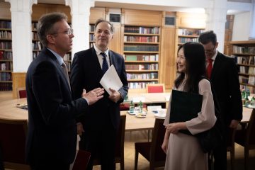 Kőszegen új ENSZ Egyetem intézetének aláírása, tárgyaló felek