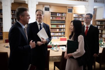 Megállapodás Kőszegen: Az ENSZ Egyetem új intézetének képviselői tárgyalnak a könyvtárszobában.