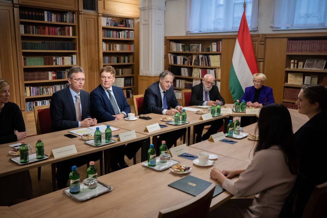 A Kőszegen létesülő ENSZ Egyetem intézetének történelmi jelentőségű megállapodása a tárgyalóasztalnál.