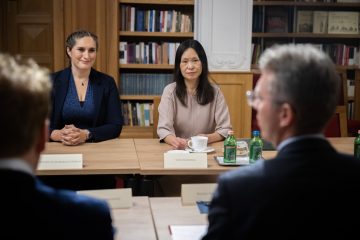 ENSZ Egyetem intézetének találkozója Kőszegen. Philippa Schwärzbach-Dobson, Shen Xiaomeng