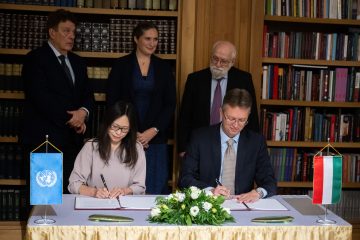 Aláírás a Kőszegen létesülő új ENSZ Egyetem intézetének történelmi jelentőségű megállapodásán.