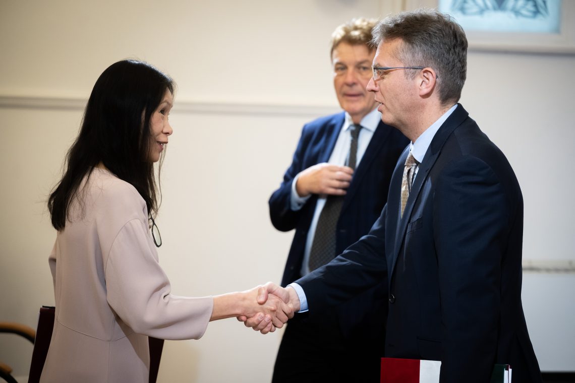 Kéznyújtás Kőszegen az ENSZ Egyetem új intézetének megállapodásán.