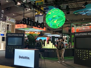 Deloitte stand az iASK Smart City Expo Világkongresszuson Barcelonában. "Solutions Hub" felirat látható.
