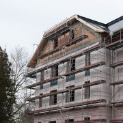 Épülő épület Kőszegen állványzattal. Folytatódik a Kutatási és Fejlesztési Központ építése.