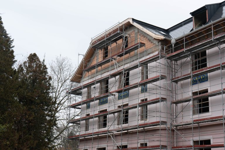 Épülő épület Kőszegen állványzattal. Folytatódik a Kutatási és Fejlesztési Központ építése.