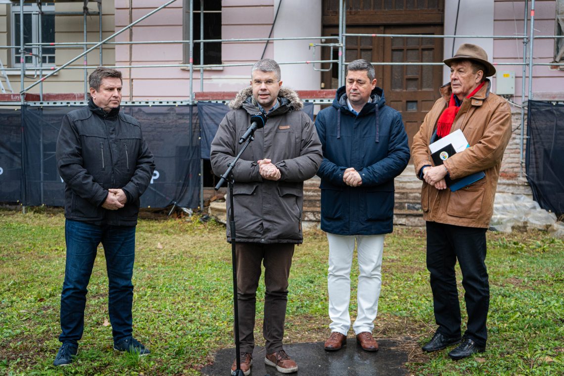 Négy férfi a Kőszegi Kutatási és Fejlesztési Központ építkezésénél