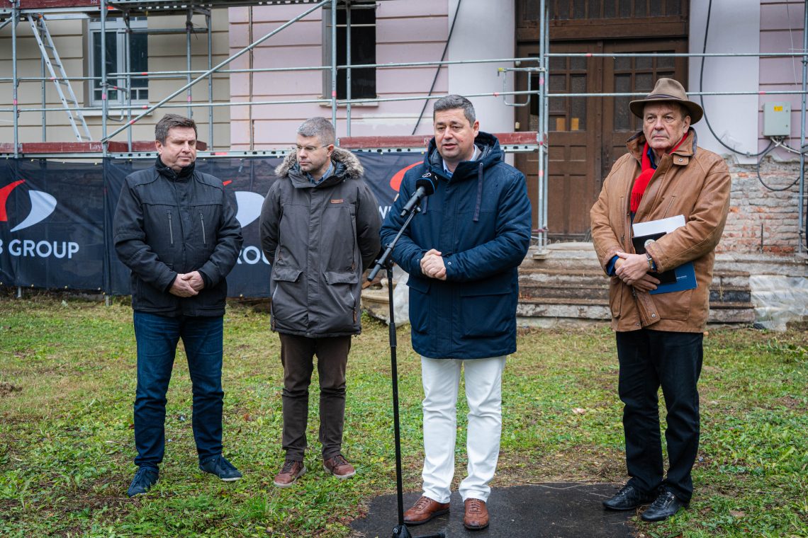 Kőszeg: Négy férfi a Kutatási és Fejlesztési Központ építkezésénél.