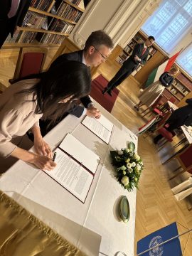 Aláírási ceremónia Kőszegen, az ENSZ Egyetem új intézetének létrehozásakor. Történelmi jelentőségű megállapodás.