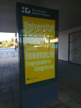 TecnoCampus Mataró-Maresme tábla: Universitat, Empresa, Salut, Innovació, Emprendedoria, Congressos.