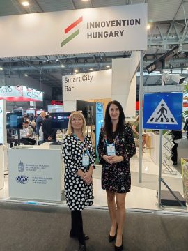 Két nő az iASK Smart City Expo Világkongresszuson Barcelonában, a magyar stand előtt.