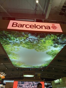 Barcelona stand a Smart City Expo Világkongresszuson, "Barcelona" felirattal és fa lombkorona képpel.