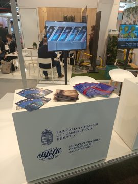 iASK stand a Smart City Expo-n Barcelonában, a Magyar Kereskedelmi és Iparkamara logójával.