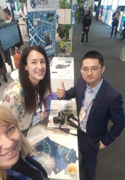 Három ember az iASK Smart City Expo Világkongresszuson Barcelonában, az Intermap standjánál.