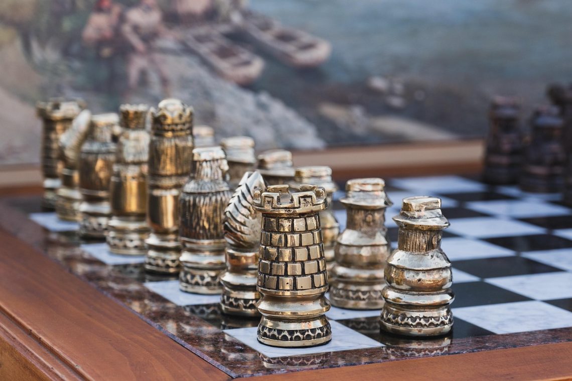 Arany sakkfigurák márvány sakktáblán, a "8th UNESCO MOST Winter School" témájához kapcsolódva.
