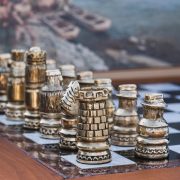 Arany sakkfigurák márvány sakktáblán, a "8th UNESCO MOST Winter School" témájához kapcsolódva.