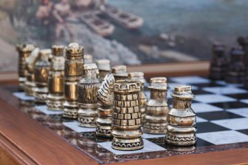 Arany sakkfigurák márvány sakktáblán, a "8th UNESCO MOST Winter School" témájához kapcsolódva.