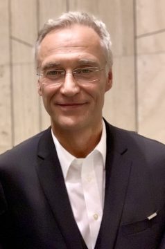 József Fülöp portréja öltönyben, elegáns megjelenésben.