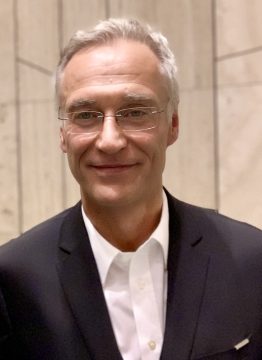 József Fülöp portréja öltönyben, elegáns megjelenésben.