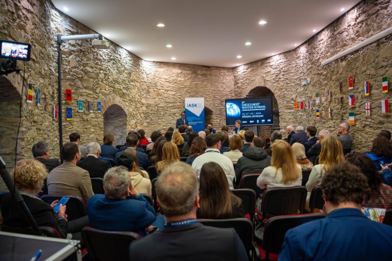Konferencia Kőszegen, Magyarországon. UNESCO MOST téli iskola előadása, közönséggel.