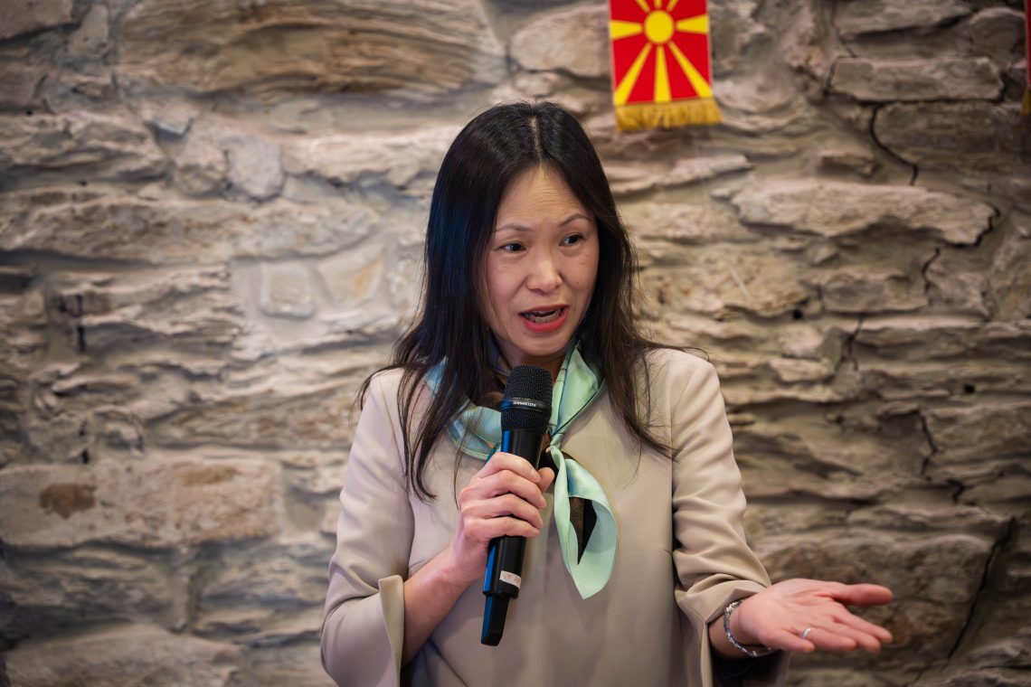 Xiaomeng Shen , Kőszeg a globális békepárbeszéd középpontjában háttérben zászlóval.