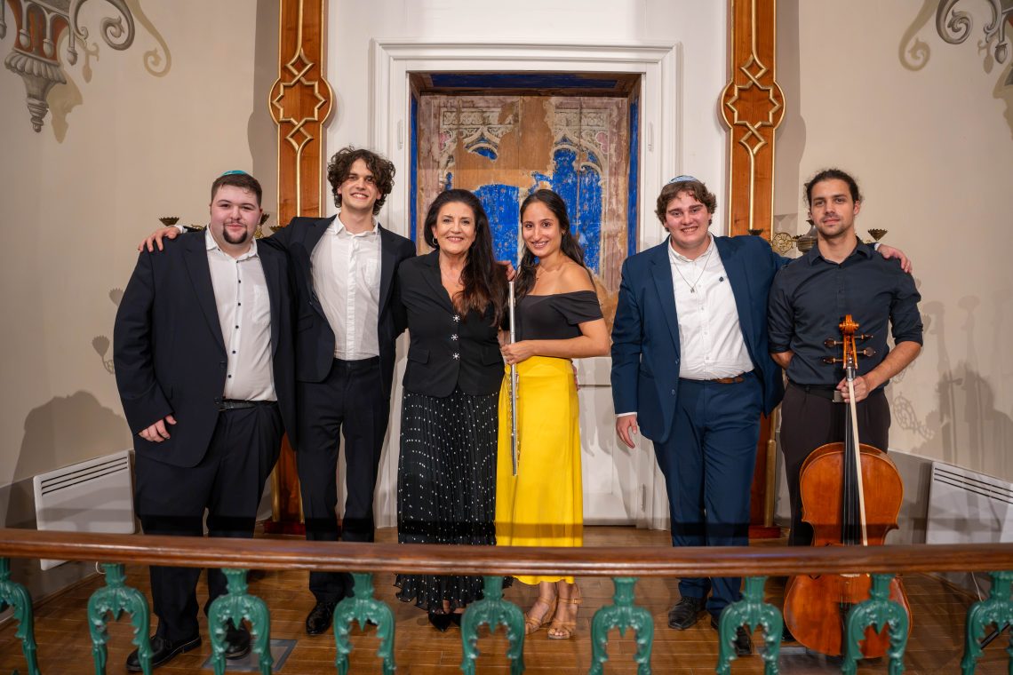 Vendégművészként fellépett Gál Ráchel fuvolaművész, a Salzburgi Mozarteum hallgatója, valamint Kóta Zsigmond zongoraművész, az OR-ZSE korrepetitora és a Liszt Ferenc Zeneművészeti Egyetem zeneszerzés szakos hallgatója. Az est közreműködője és művészeti vezetője Székelyhidi Hajnalka operaénekes, az Országos Rabbiképző – Zsidó Egyetem kántor szakirányú képzésének felelőse volt.