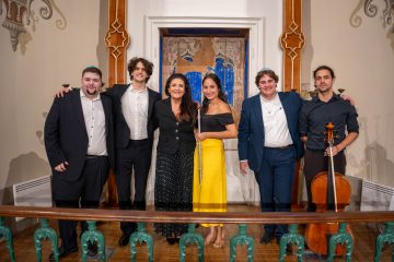Vendégművészként fellépett Gál Ráchel fuvolaművész, a Salzburgi Mozarteum hallgatója, valamint Kóta Zsigmond zongoraművész, az OR-ZSE korrepetitora és a Liszt Ferenc Zeneművészeti Egyetem zeneszerzés szakos hallgatója. Az est közreműködője és művészeti vezetője Székelyhidi Hajnalka operaénekes, az Országos Rabbiképző – Zsidó Egyetem kántor szakirányú képzésének felelőse volt.